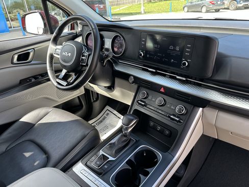 Used 2024 Kia Carnival LX FWD image 41