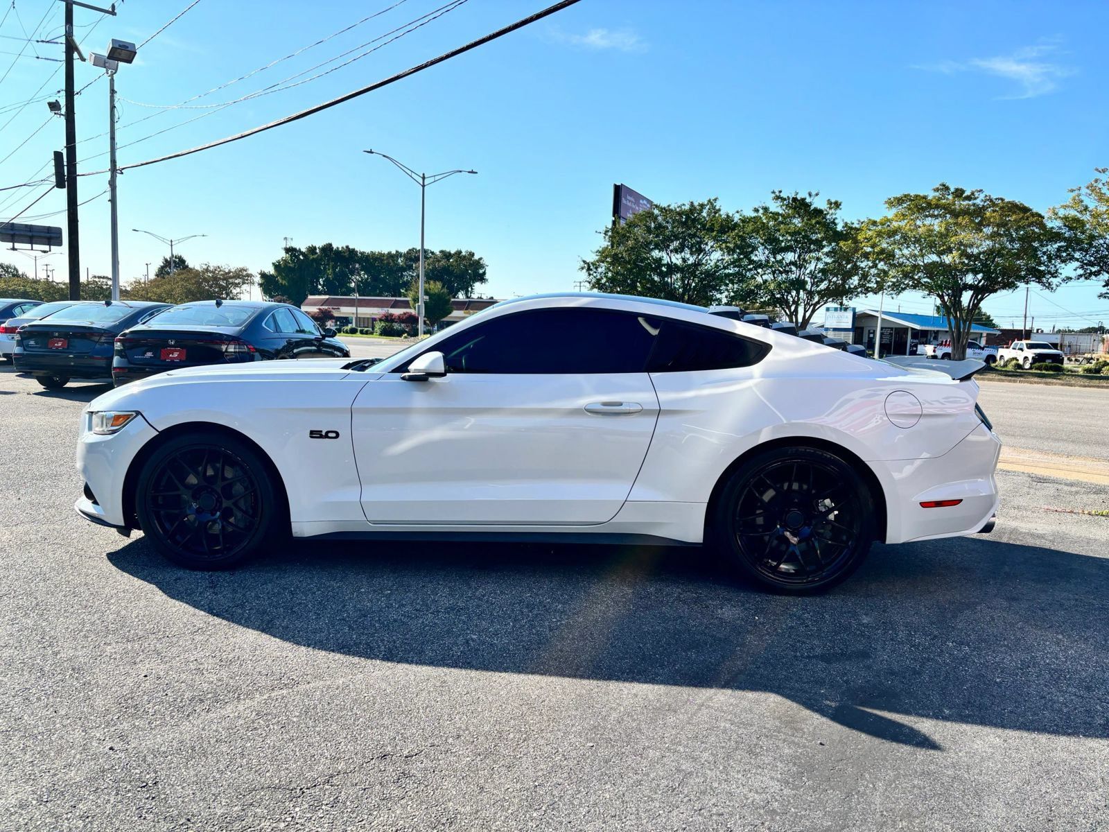 Used 2017 Ford Mustang GT w/ Black Accent Package RWD image 6