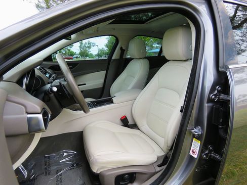 Used 2018 Jaguar XE Prestige image 21