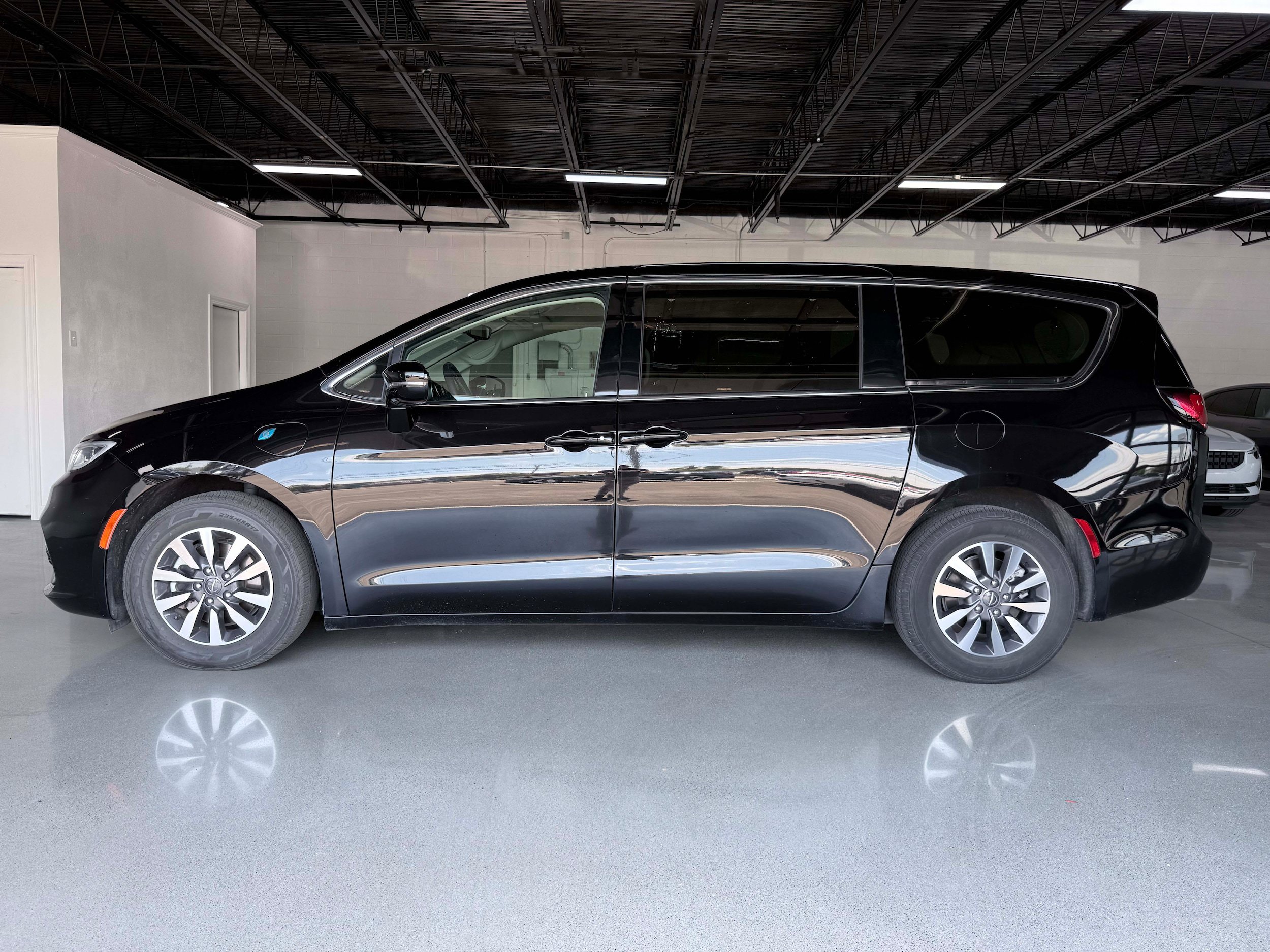 Used 2024 Chrysler Pacifica Limited FWD image 3