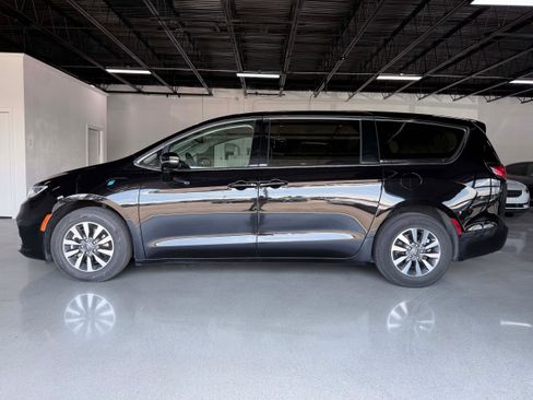 Used 2024 Chrysler Pacifica Limited FWD image 3
