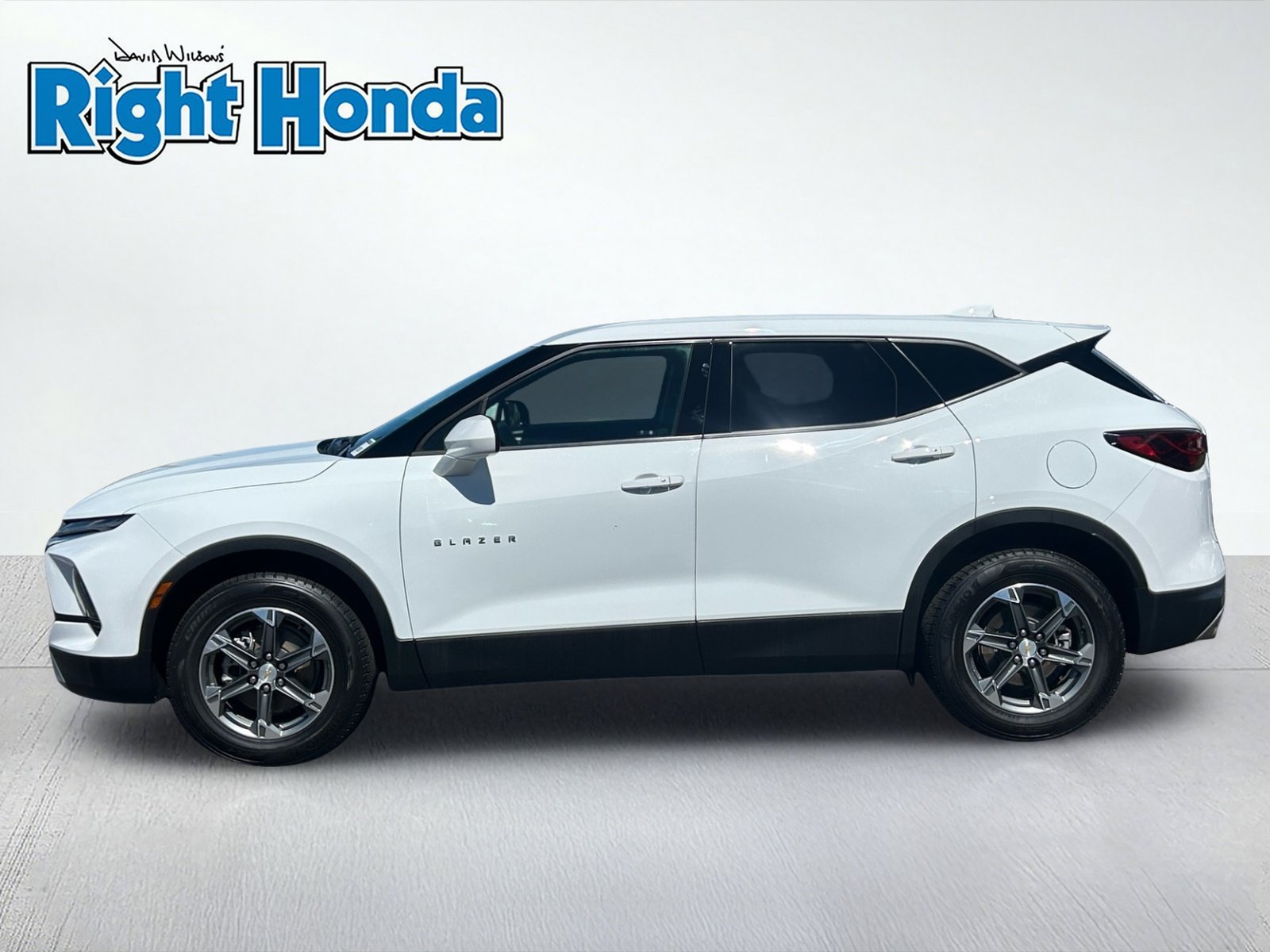 Used 2025 Chevrolet Blazer LT FWD image 3