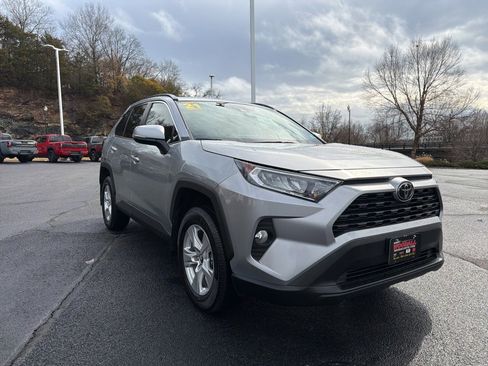 Used 2021 Toyota RAV4 XLE w/ Convenience Package image 7