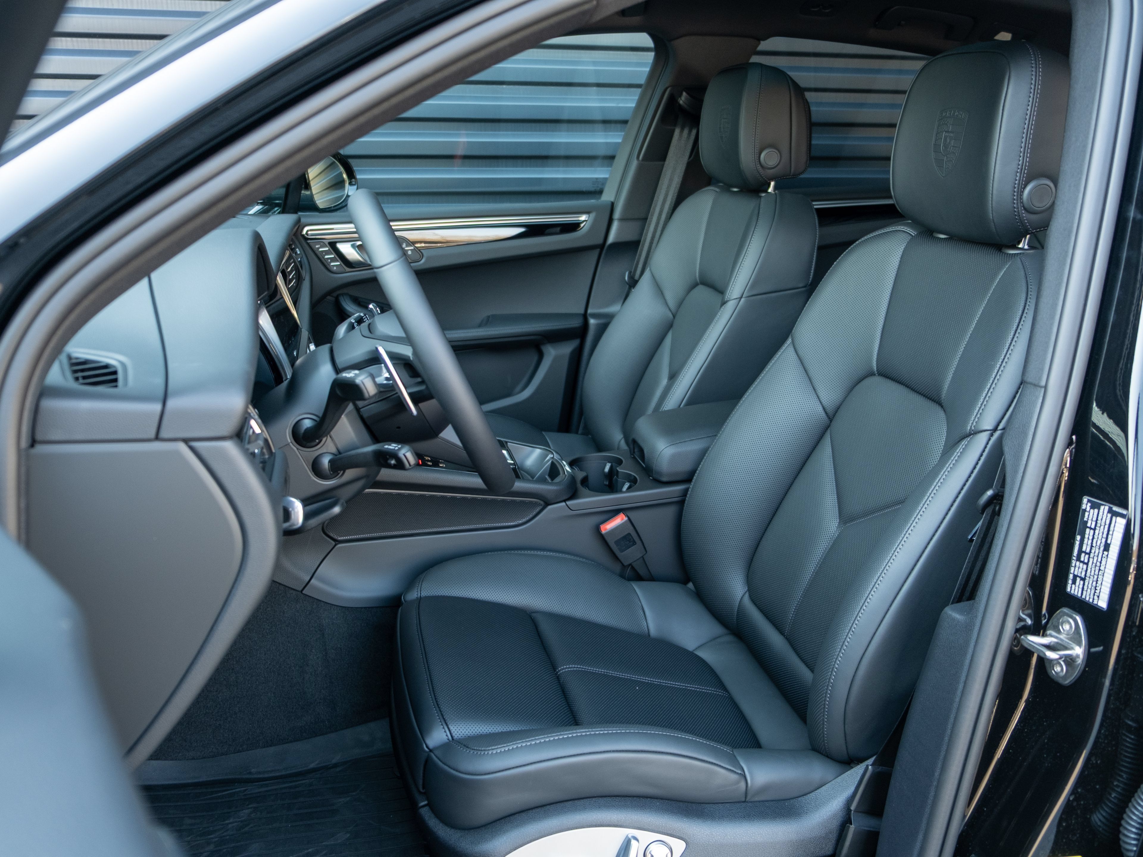 Certified 2026 Porsche Macan AWD/4WD image 5