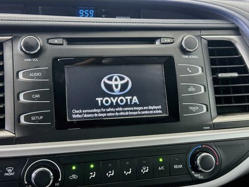 Used 2019 Toyota Highlander LE FWD image 19