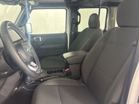 Used 2025 Jeep Wrangler Unlimited Sahara AWD/4WD image 8