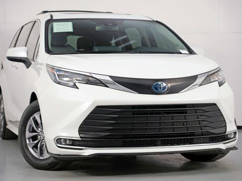 Used 2023 Toyota Sienna XLE w/ XLE Plus Package image 4