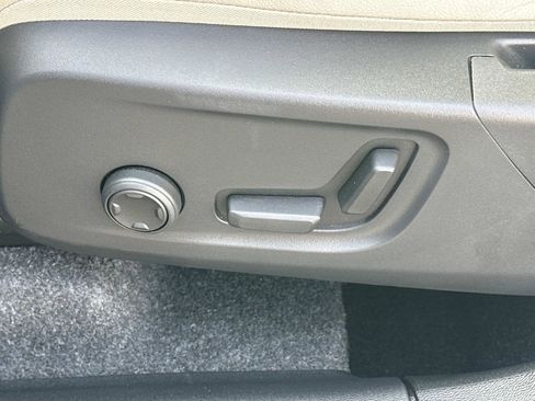 Certified 2026 Volvo XC40 B5 Plus w/ Protection Package Premier image 18