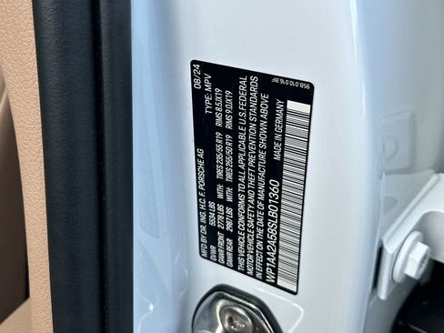 Certified 2025 Porsche Macan AWD/4WD image 33