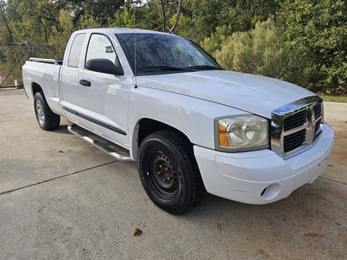 Used 2006 Dodge Dakota SLT image 3
