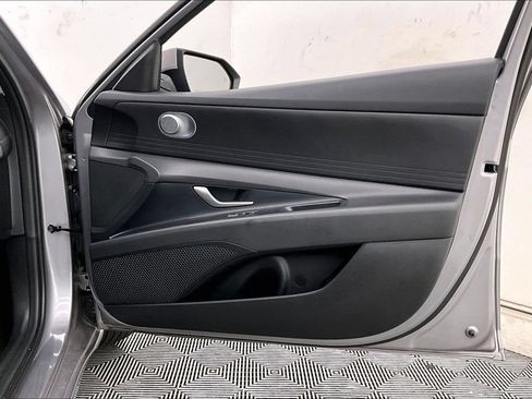 Used 2025 Hyundai Elantra SE FWD image 25