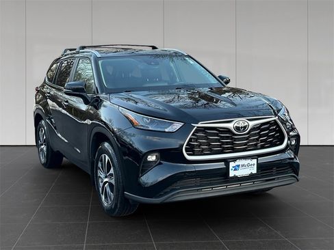 Used 2023 Toyota Highlander XLE image 7