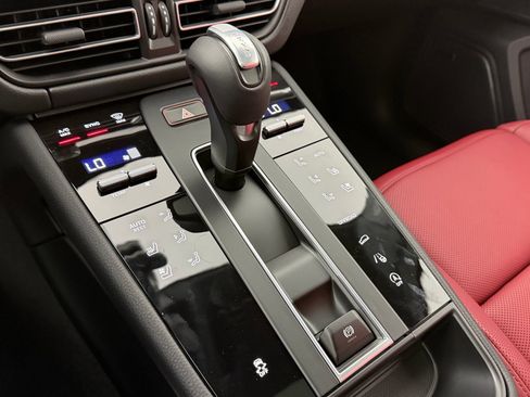 Certified 2026 Porsche Macan AWD/4WD image 17