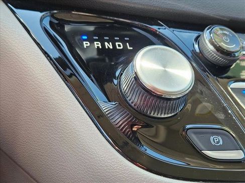 Used 2023 Chrysler Pacifica Touring-L FWD image 11