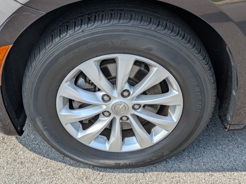 Used 2018 Chrysler Pacifica Touring-L FWD image 25