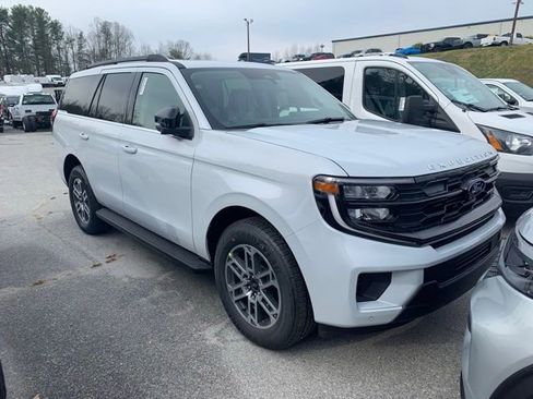 New 2025 Ford Expedition Active image 3