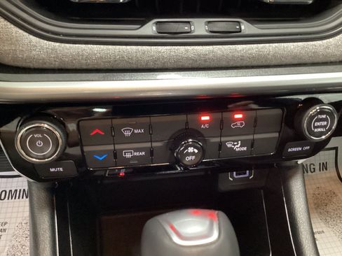 Used 2024 Jeep Compass Latitude w/ Sun and Sound Group AWD/4WD image 29