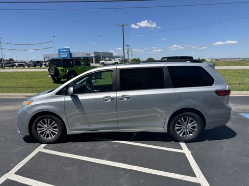 Used 2020 Toyota Sienna XLE FWD image 8