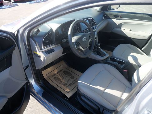 Used 2017 Hyundai Elantra SE image 9