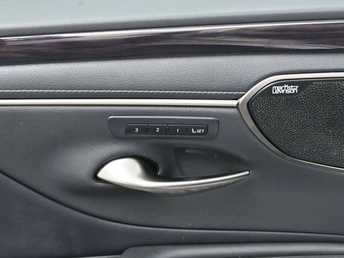 Used 2019 Lexus ES 350 Ultra Luxury w/ Accessory Package image 11