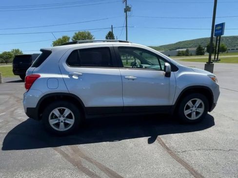 Used 2022 Chevrolet Trax LT w/ LT Convenience Package AWD/4WD image 9