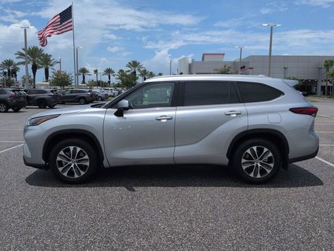 Used 2023 Toyota Highlander XLE FWD image 7