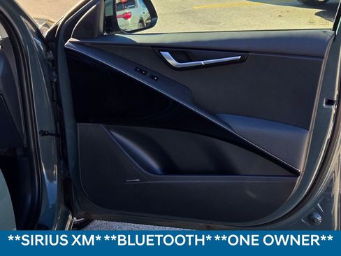 Used 2023 Kia Niro SX Touring image 7