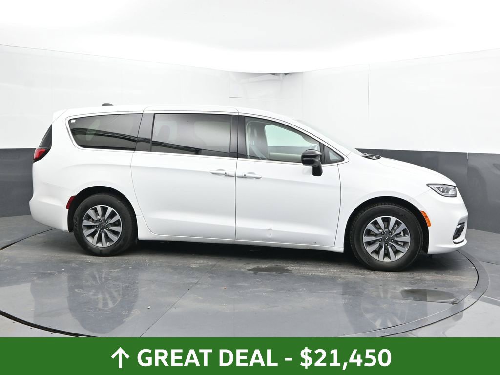 Used 2024 Chrysler Pacifica Limited FWD image 5