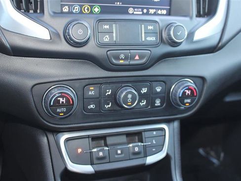 Used 2024 GMC Terrain SLT image 19