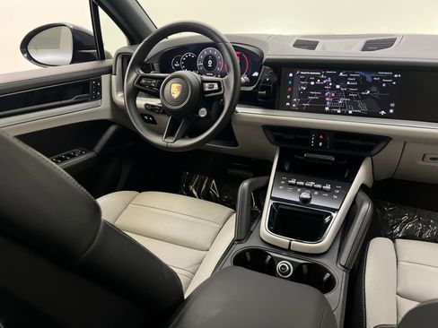 Used 2024 Porsche Cayenne Base image 31