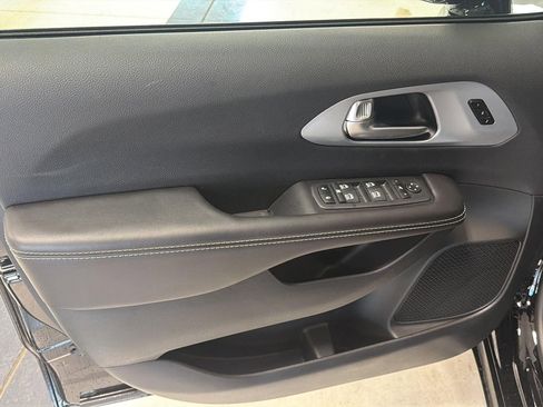 New 2026 Chrysler Pacifica Limited image 10