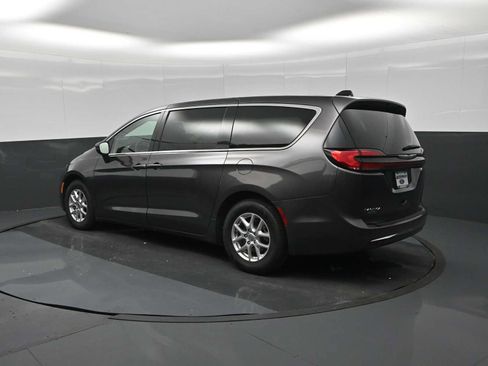 Used 2023 Chrysler Pacifica Touring-L FWD image 6