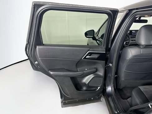 Used 2024 Mitsubishi Outlander SE image 25