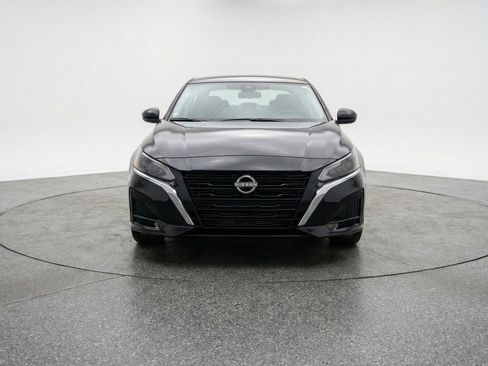 Used 2025 Nissan Altima 2.5 SV FWD image 2
