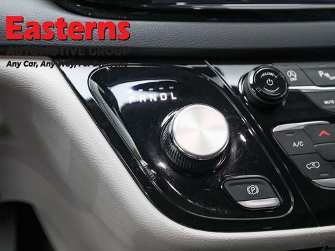 Used 2023 Chrysler Pacifica Touring-L image 13