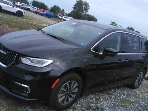 Used 2023 Chrysler Pacifica Touring-L FWD image 4
