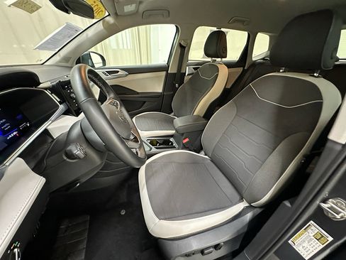 Used 2025 Volkswagen Taos SE FWD image 28
