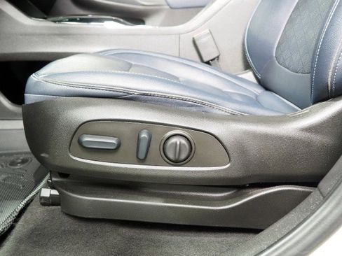 Used 2022 Chevrolet Bolt EUV LT w/ Convenience Package image 57