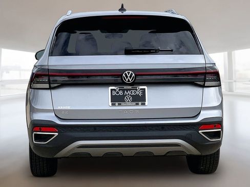 Used 2025 Volkswagen Taos SE FWD image 4