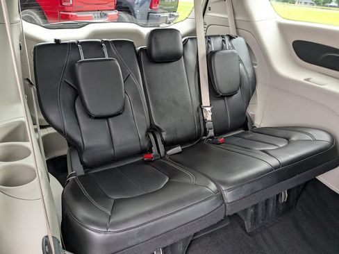 Used 2023 Chrysler Pacifica Touring-L FWD image 15