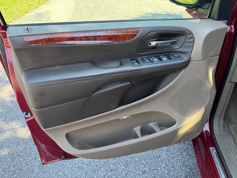 Used 2013 Chrysler Town & Country Touring-L w/ Entertainment Group #2 FWD image 41