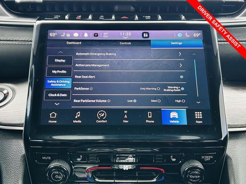 Used 2023 Jeep Grand Cherokee Limited w/ Black Appearance Package AWD/4WD image 11