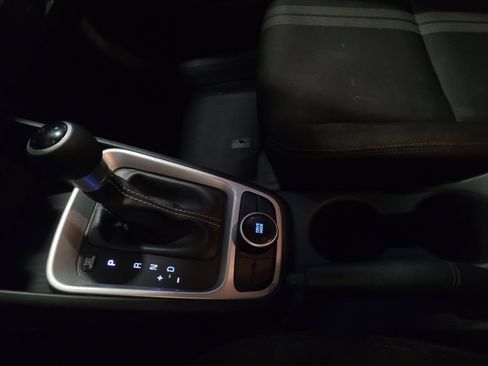 Used 2020 Hyundai Venue SEL image 26