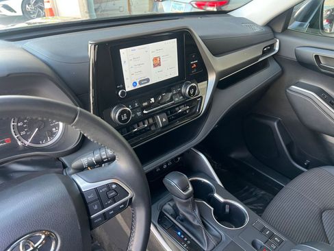 Used 2025 Toyota Highlander LE FWD image 21