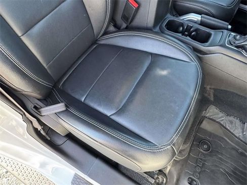 Used 2022 Jeep Wrangler Unlimited Sahara w/ Cold Weather Group image 16