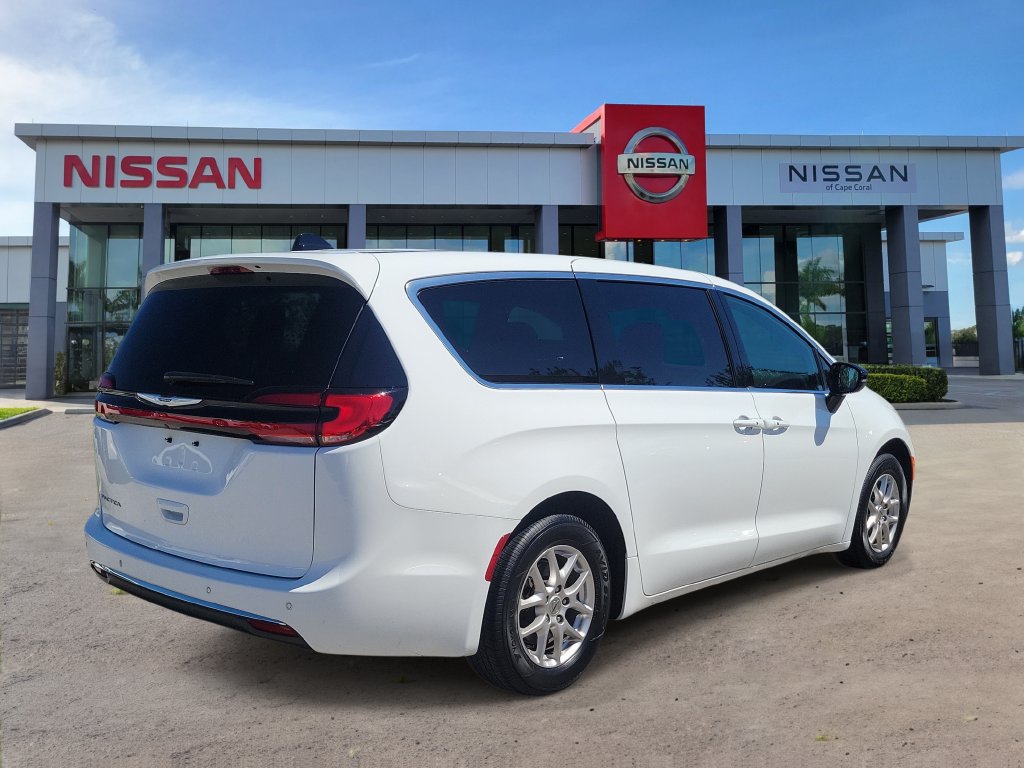 Used 2025 Chrysler Pacifica Select FWD image 2