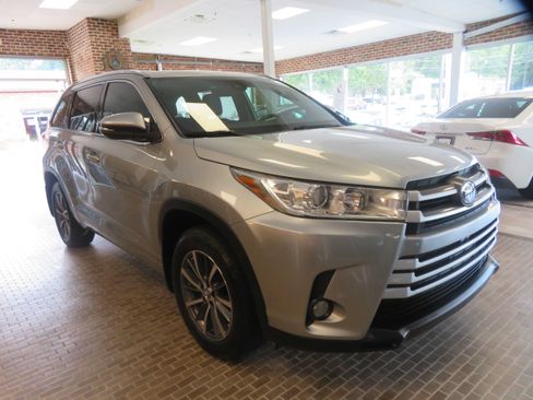 Used 2018 Toyota Highlander XLE AWD/4WD image 3