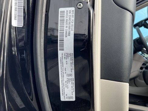 Used 2024 Chrysler Pacifica Touring-L image 32