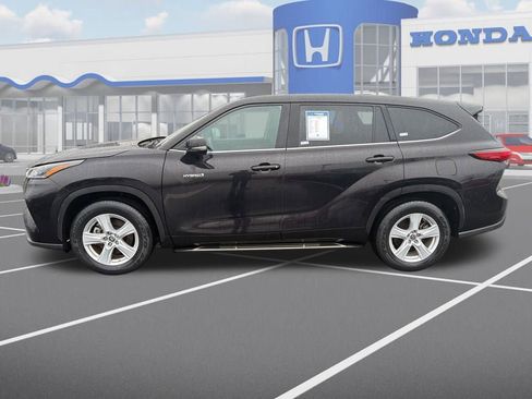 Used 2021 Toyota Highlander LE image 5