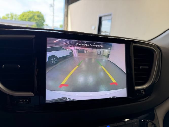 Used 2024 Chrysler Pacifica Touring-L FWD image 17